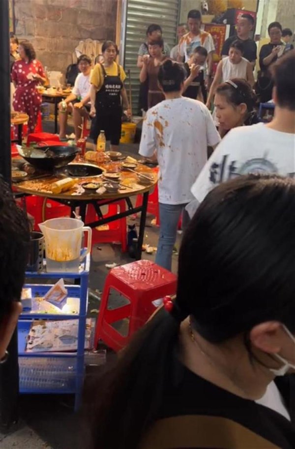 炫多配资 猫咪掉进火锅致多名客人烫伤，店方：已赔付数万元，会让肇事猫“打工”偿还